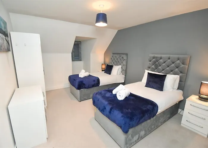 Foxley Place: Mk City House For Large Groups